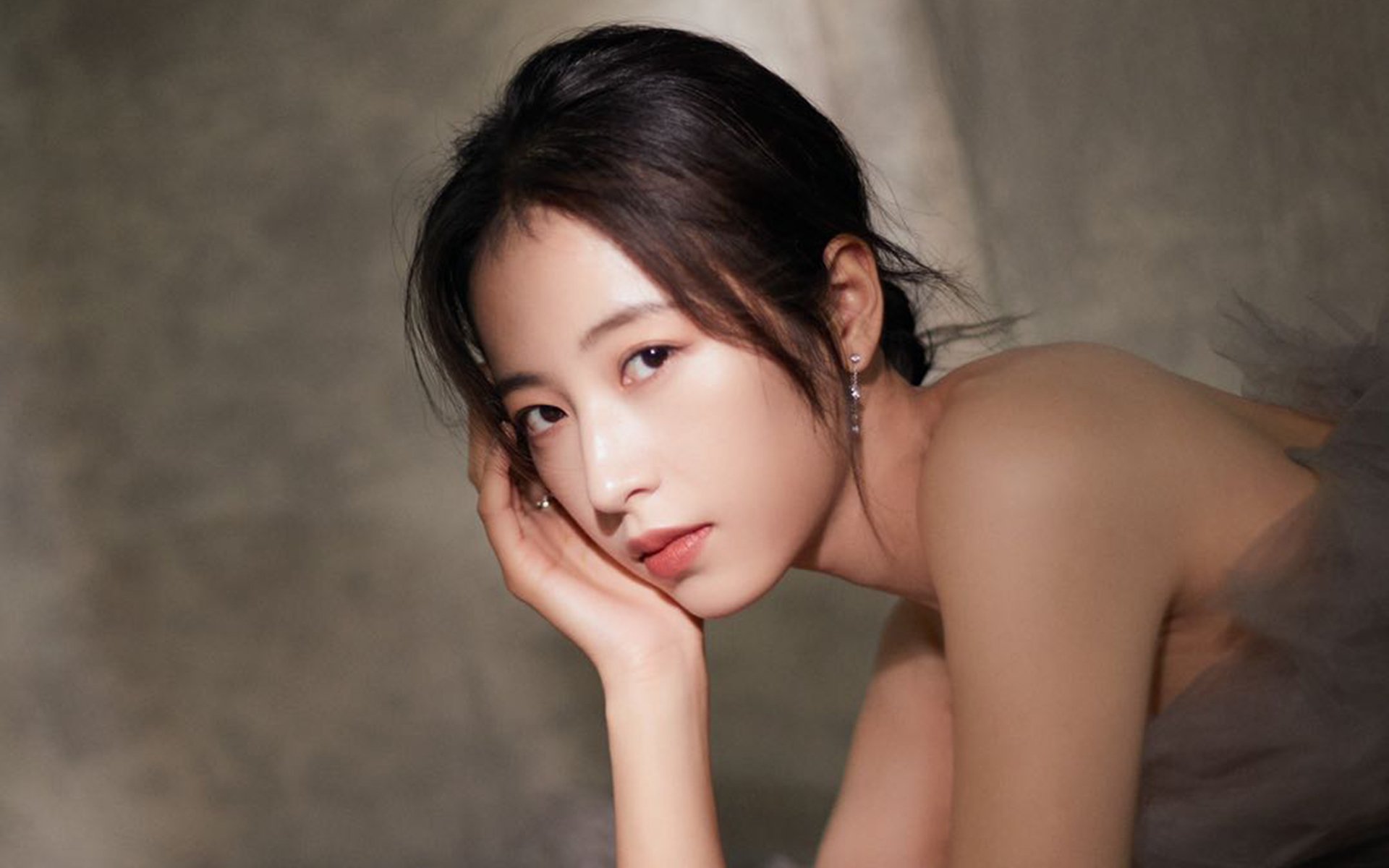 九游体育官方网站-强强碰撞：球场上的精彩瞬间令人热血沸腾，强强相碰